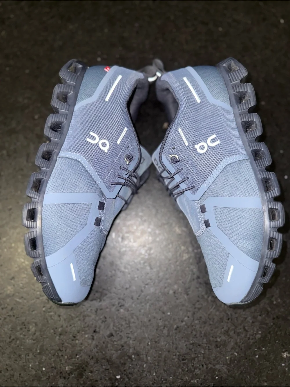 ON CLOUD 5 WATERPROOF ATHLETIC SNEAKERS METAL/NAVY BLUE WORN A FEW HOURS SZ 10